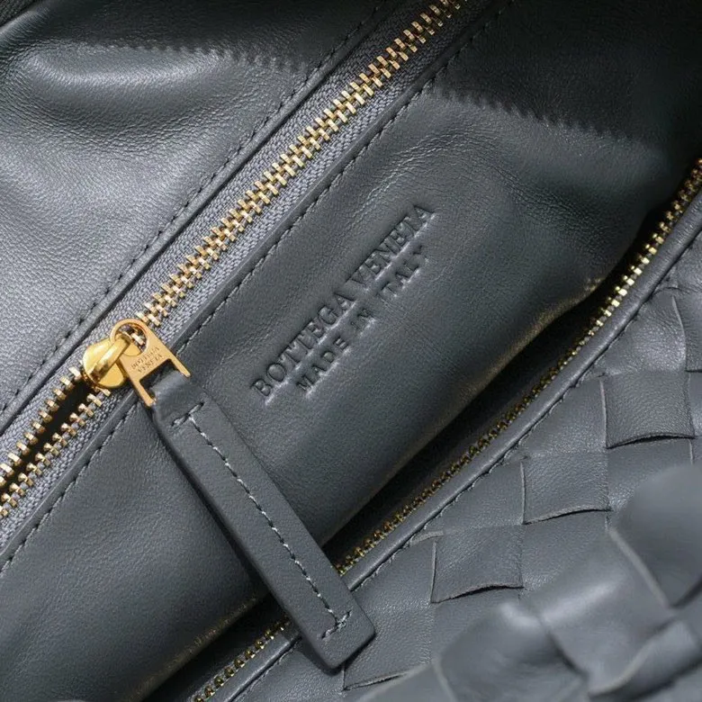 Batch 1460 BV Bottega Veneta 2022 Early Spring New Ladies Medium JODIE Handbag BV Bag 🔥The new method is to round the corners on the original basis and knot the round hobo bag with classic woven leather. The most iconic triangular pull-out design, using sheepskin draped soft shape, is super suitable for concave shapes~ Jodie feels really gentle to people, and is definitely the best item for daily matching. It has the same weave, new elements and twists, and is versatile. It is the new favorite of street style Internet celebrities! Size: 36*21*13 Model: 6697